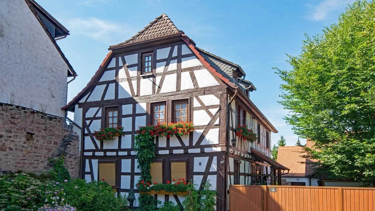 Современный фахверк с множеством окон