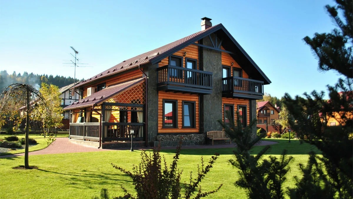 Дом в классическом стиле и с классическими элементами водосточной системы, окон, дверей