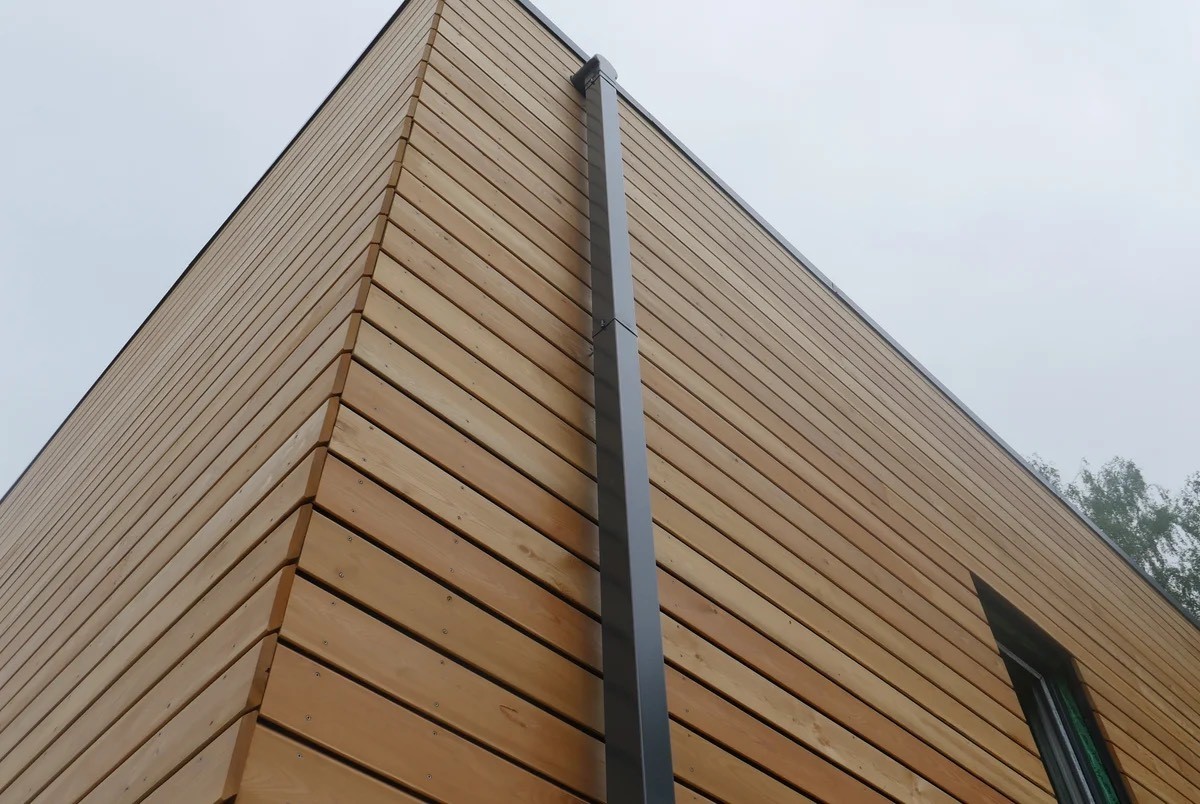 Труба и слив воды в приемное водосборное устройство