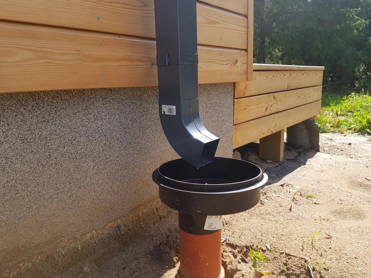 Труба и слив воды в приемное водосборное устройство